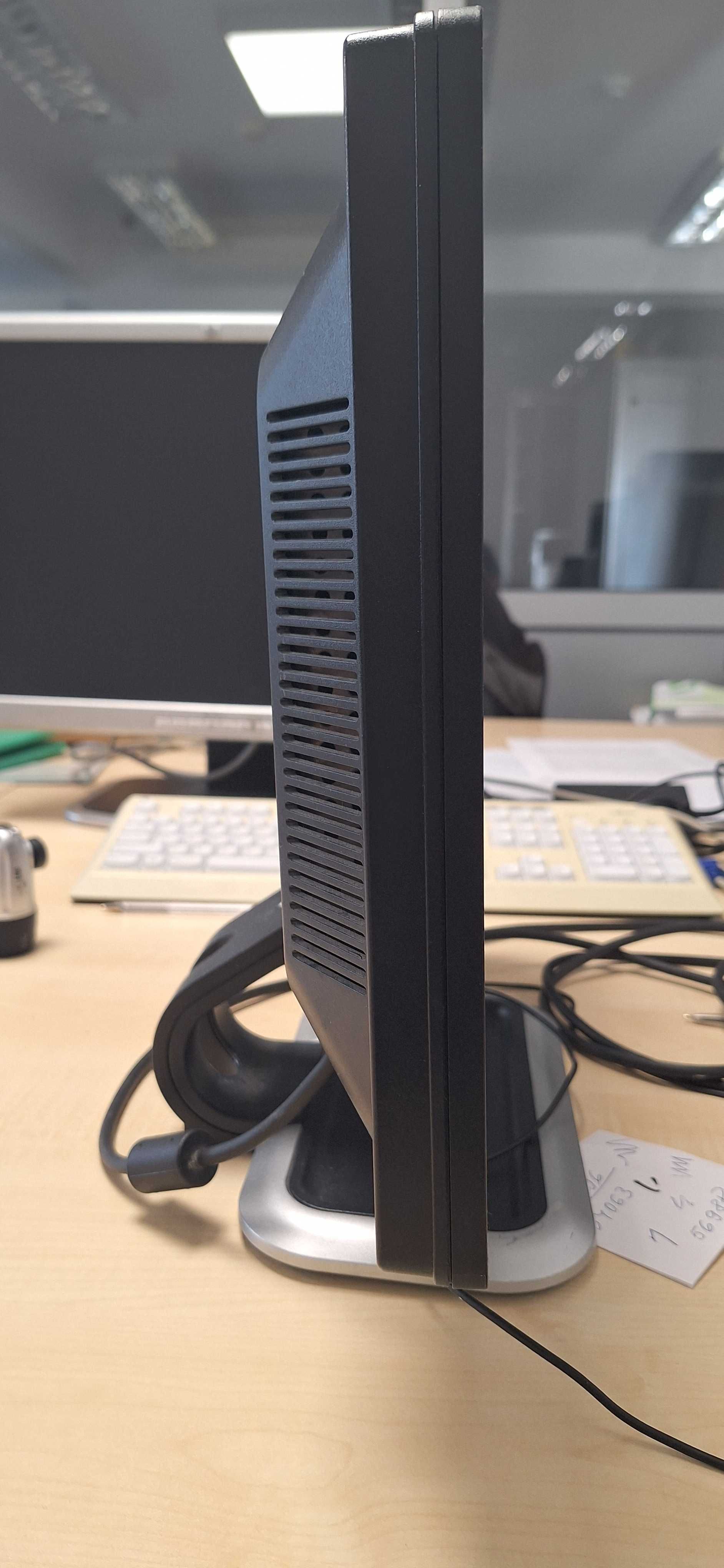 Продавам монитор HP L1908