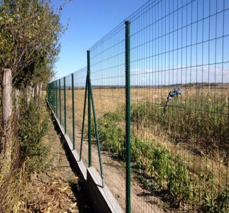 Împrejmuiri terenuri cu garduri din plasa bordurata