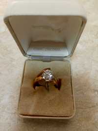 Новое простое кольцо с камнем "кубический цирконий".Куплен в Америке