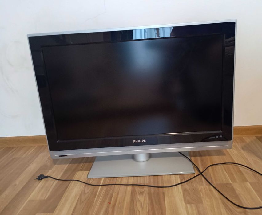 Vand televizor Philips , diagonala 80 cm, stare buna