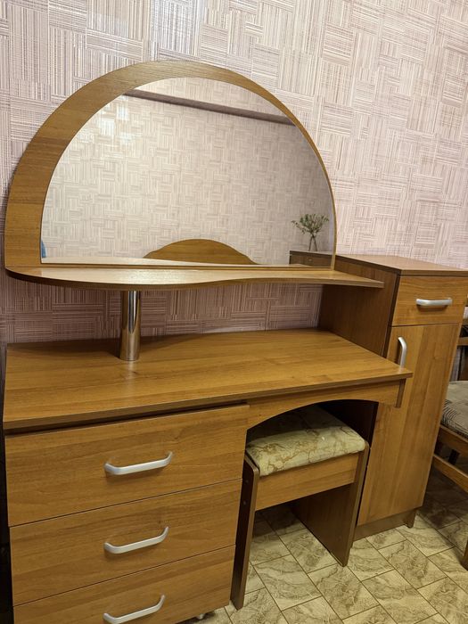 Продам столик-комод со стулом