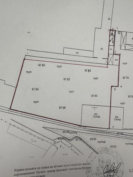 Урганч шахарда 4 900квадрат омборхона офислари билан сотилади.