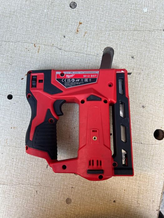 Capsator pe acumulator Milwaukee M12 BST