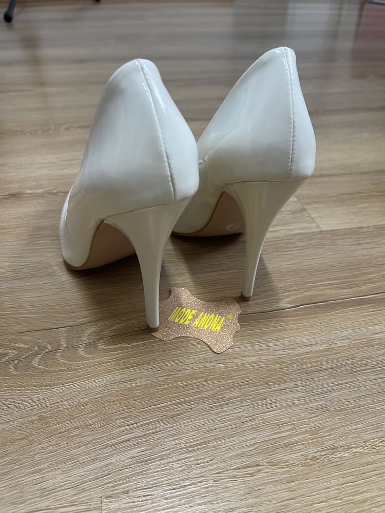 Pantofi lac off white 38