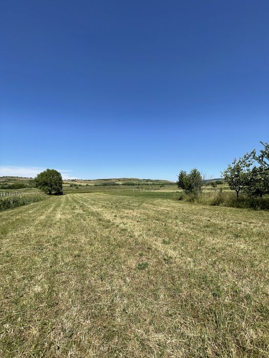 Vând teren intravilan  parcelabil in Huedin