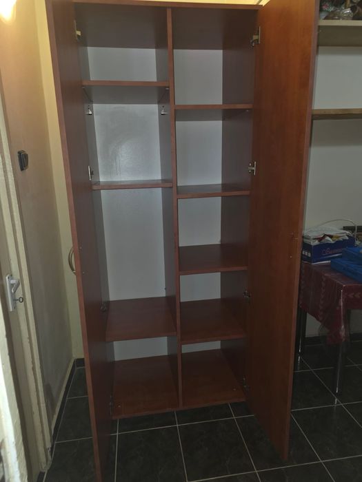 Vând dulap în 2 usi culoare cireș