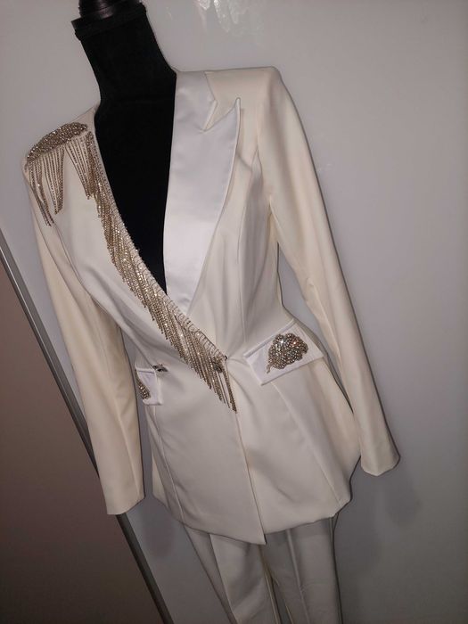 Compleu alb /costum sacou franjuri pietre,pantaloni talie inalta BBY
