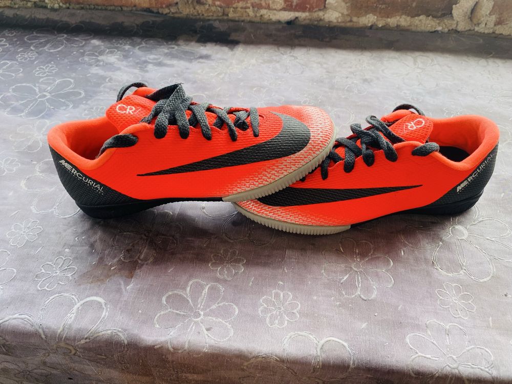 Футболни обувки Nike, Adidas, Umbro