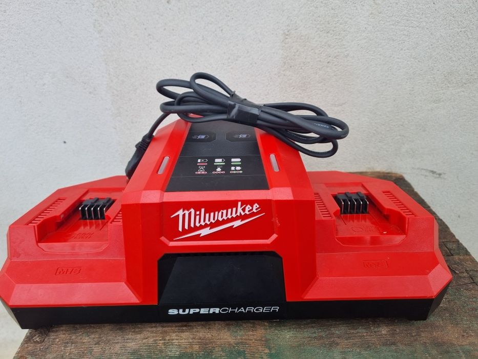Incarcator milwaukee supercharger dbsc , baterie 8 amperi  forge