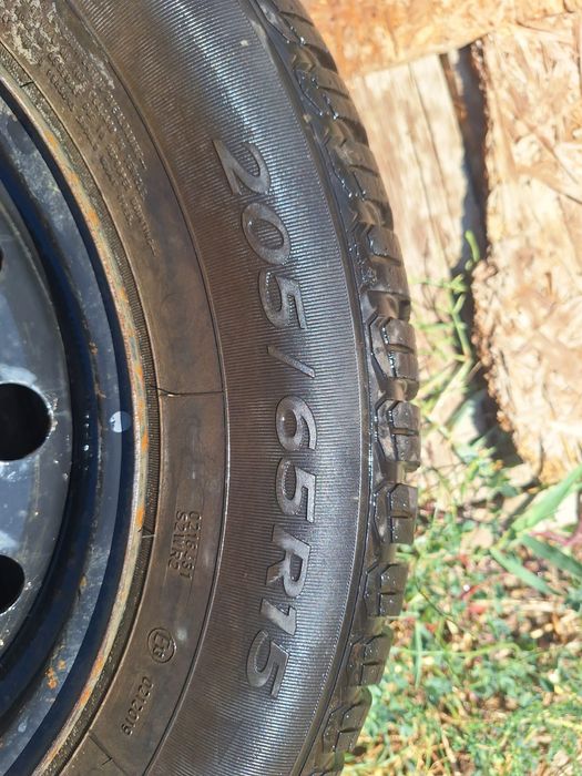 Продается зимние шины, размеры 205/65R15
