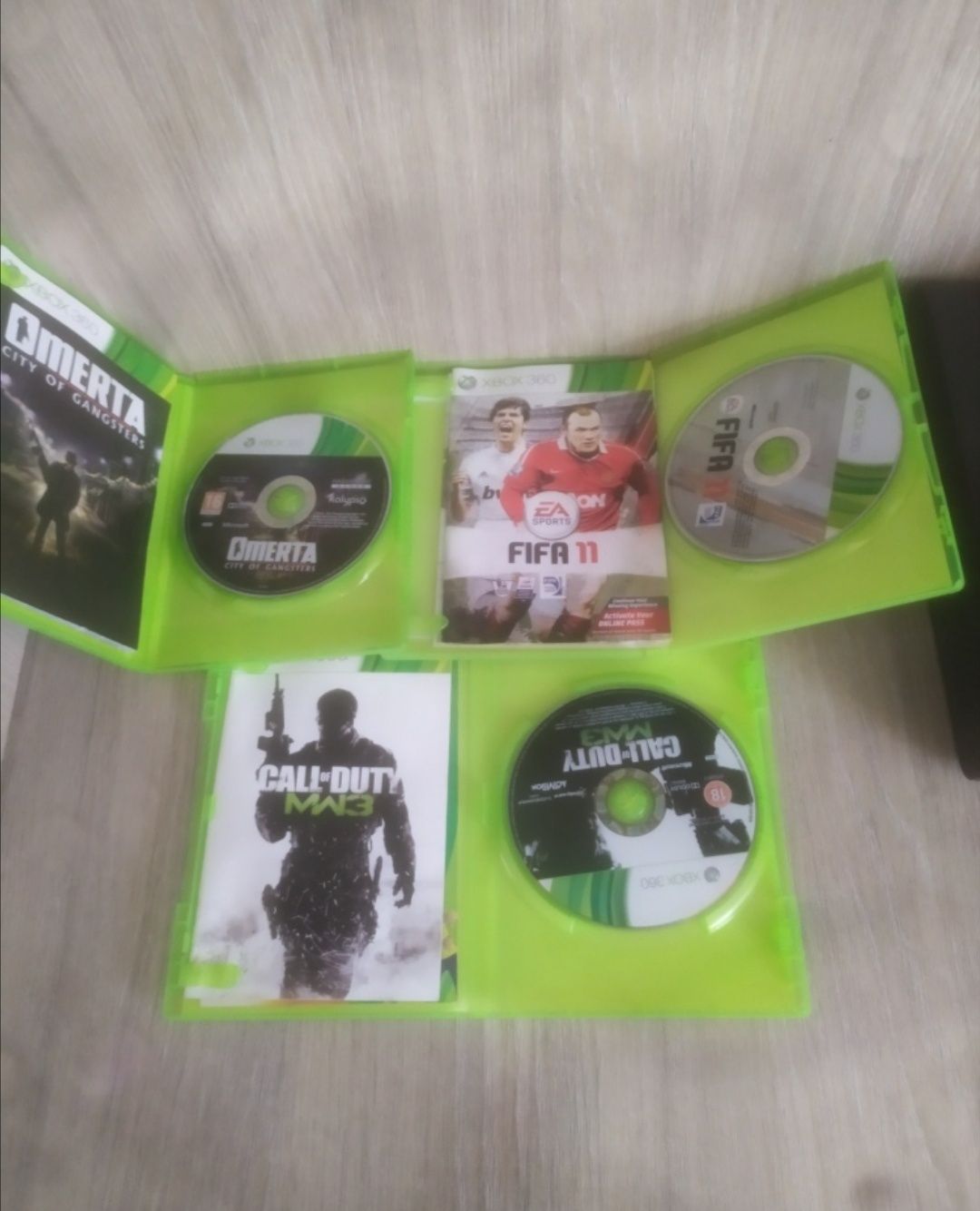 Xbox 360 cu 2 manete +3 jocuri