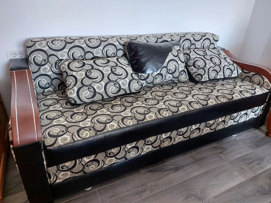 Canapea extensibila cu spatiu de stocare