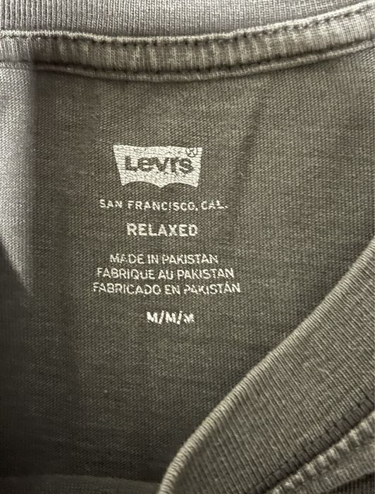 Levi’s тениска.