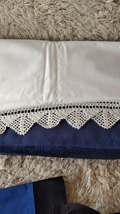 Долен бял чаршаф старо хасе  и пришита ръчно плетена дантела