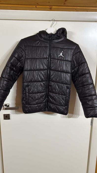 Geaca Jordan pentru copiii de 13 ani in stare buna