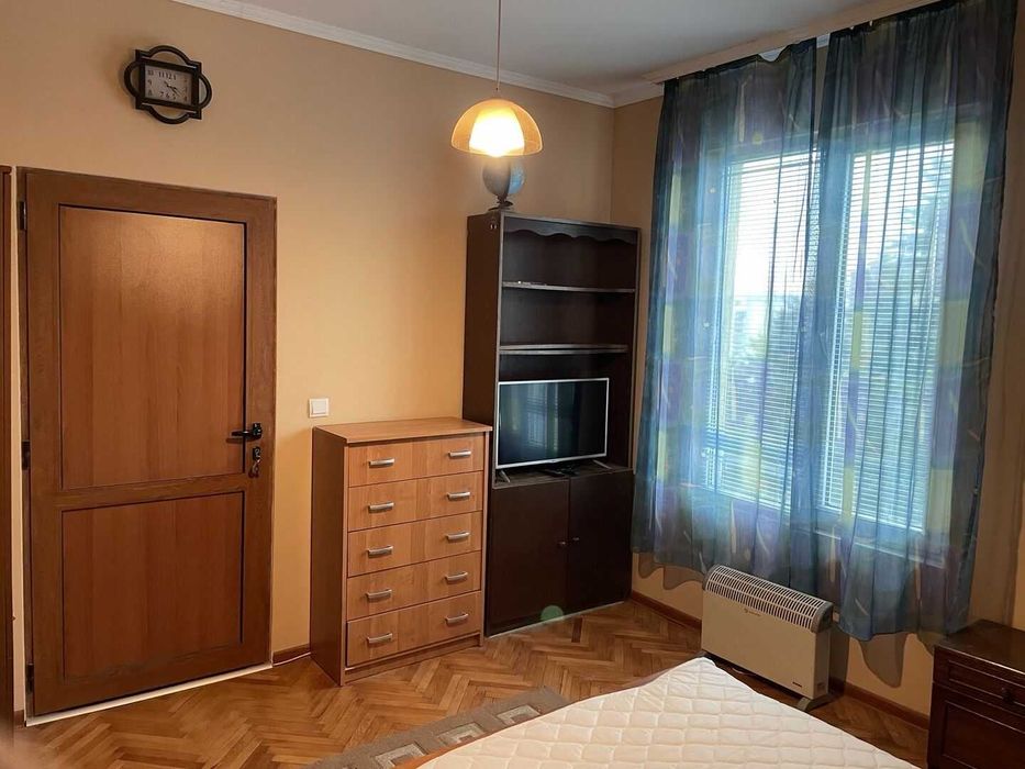 Тристаен апартамент, Широк Център