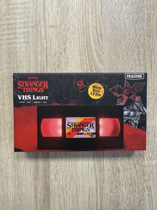 Stranger Things: VHS Logo Light Lumina / bec in forma de caseta video