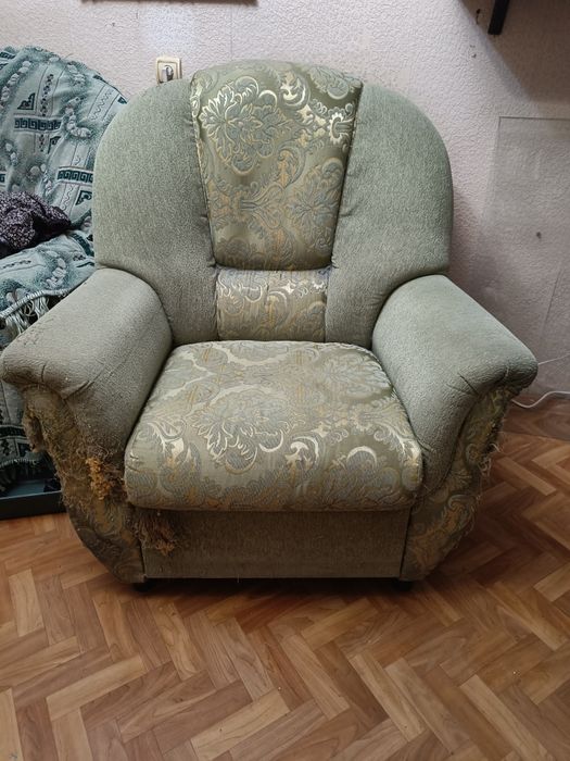 Отдам кресла зелёные вместе с накидками.