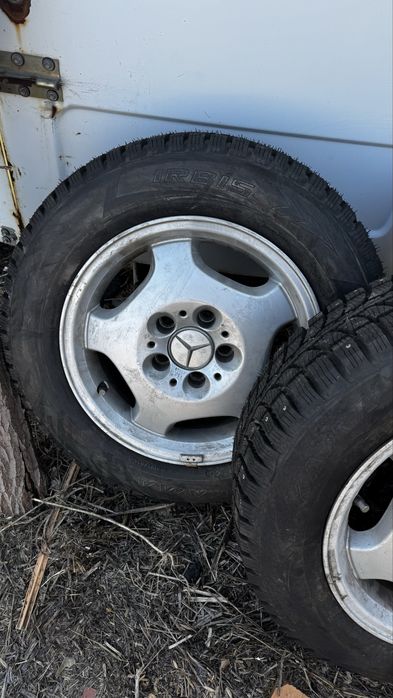 Продам диски с зимней резиной на мерседес 124 R15,один сломан.