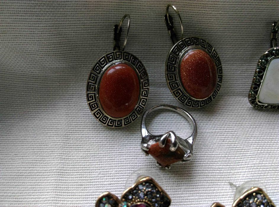 Бижута с камъни пръстени и обеци