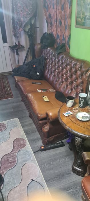 Canapea piele și un fotoliu