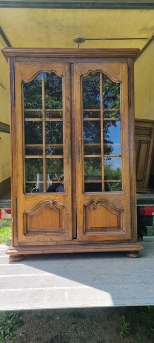 Vitrină din lemn masiv