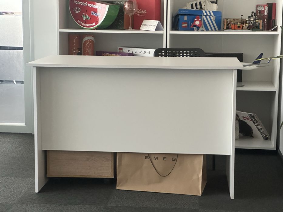 Белые офисные столы