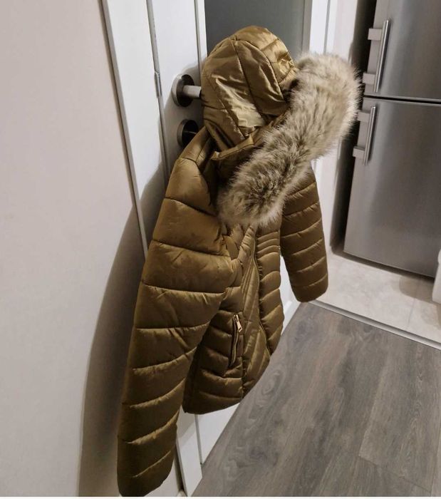 Топло зимно яке в златист цвят
