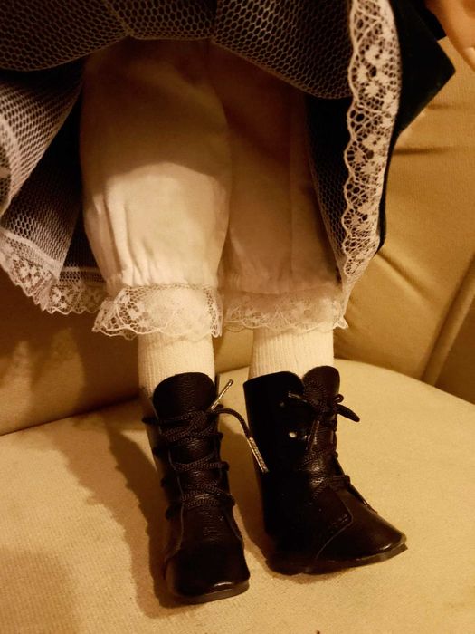 Порцеланова музикална кукла