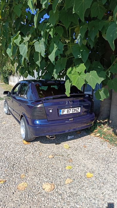Mașina de vânzare Opel.