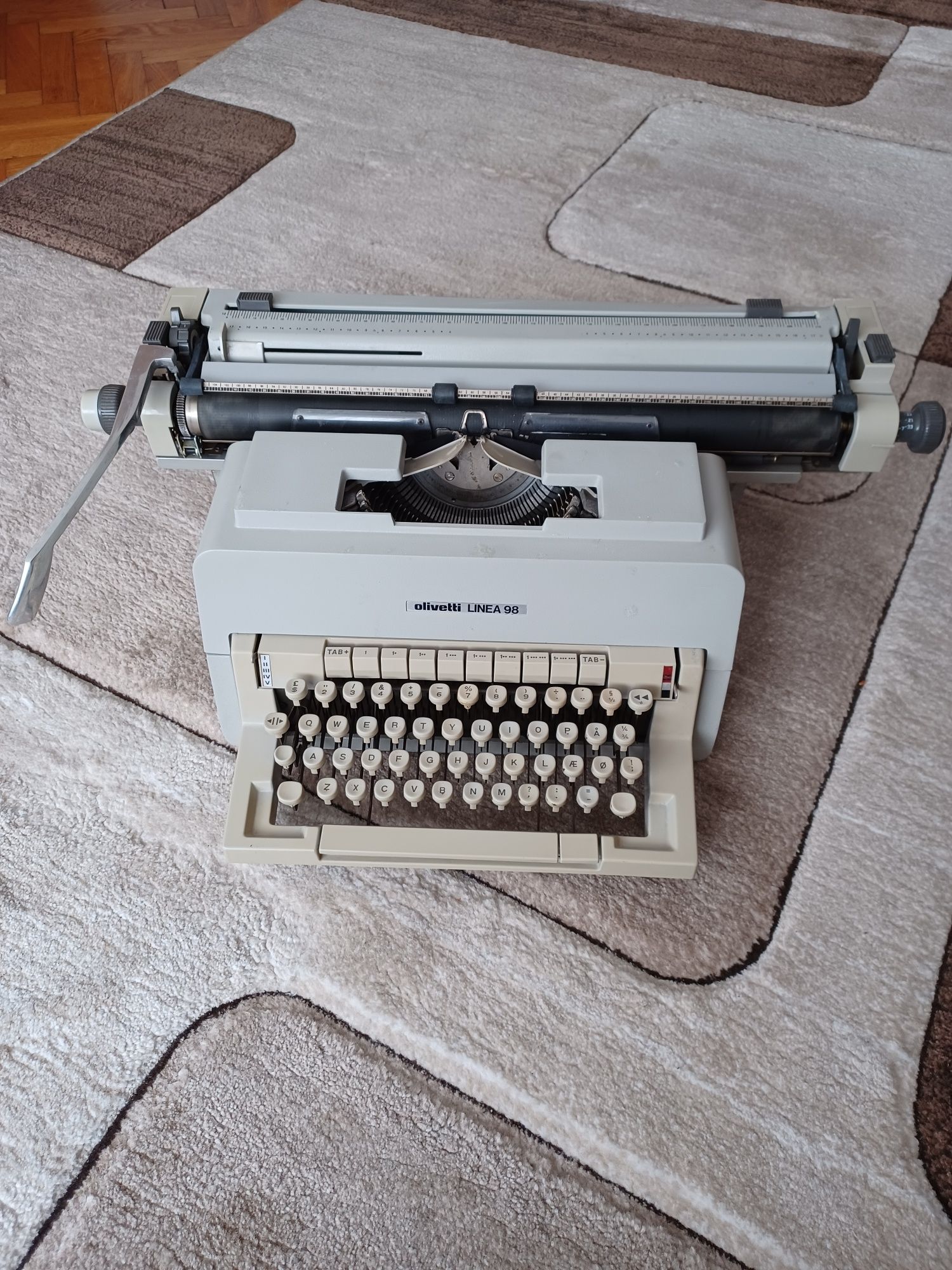 Mașină de scris perfect funcțională, marca Olivetti LINEA 98