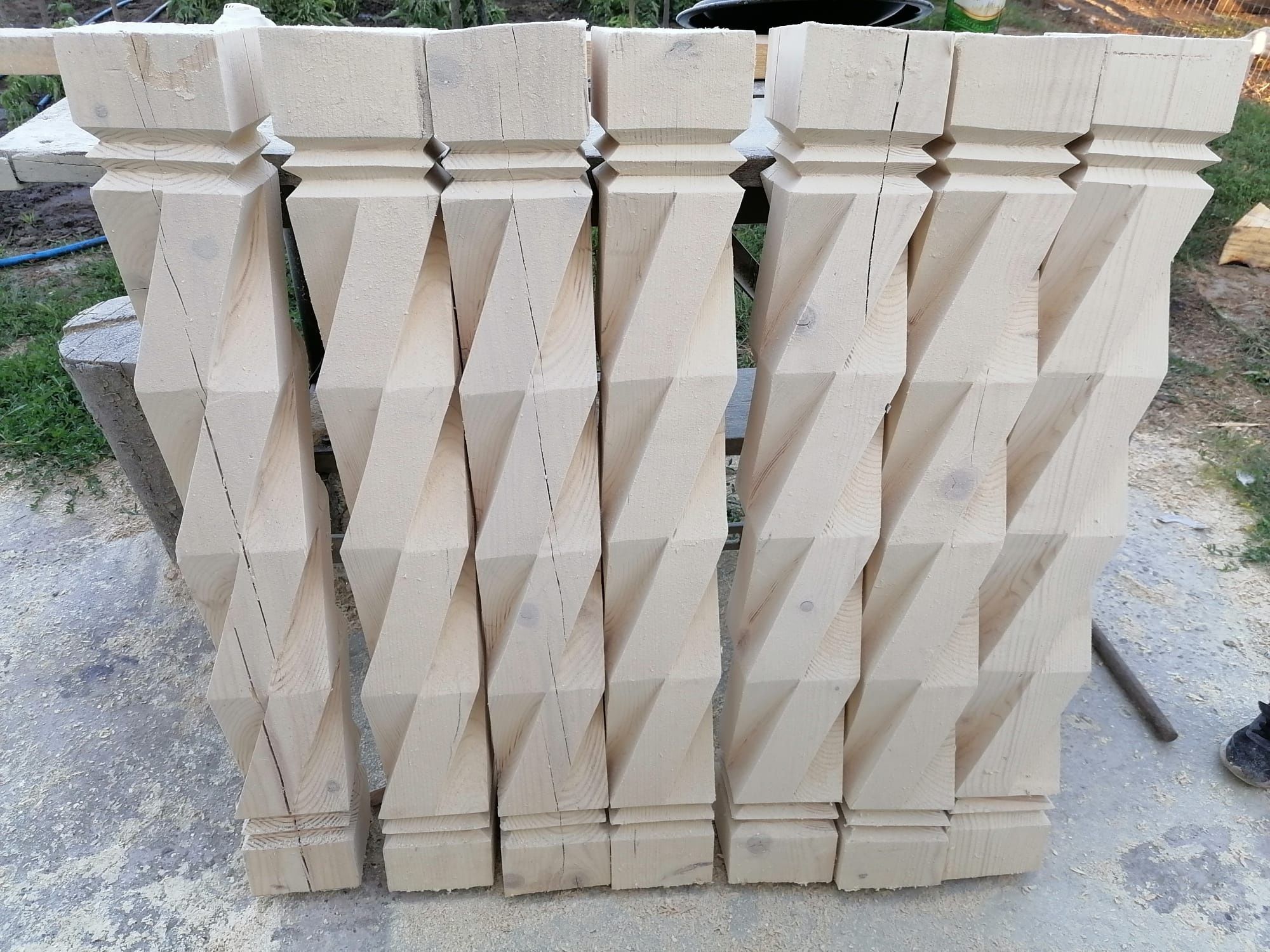 Stâlpi din lemn de brad scluptati manual pentru terase, foisoare,.