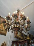 Candelabru cu 18 brate pe doua nivele din lemn și bronz.