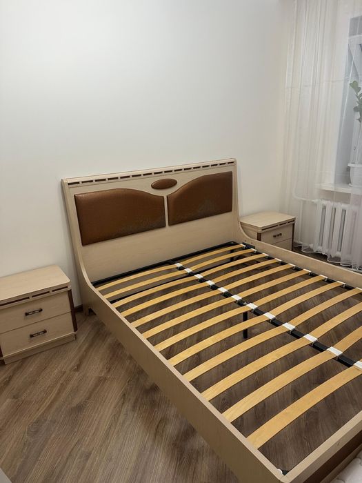 Продам кровать с тумбочками