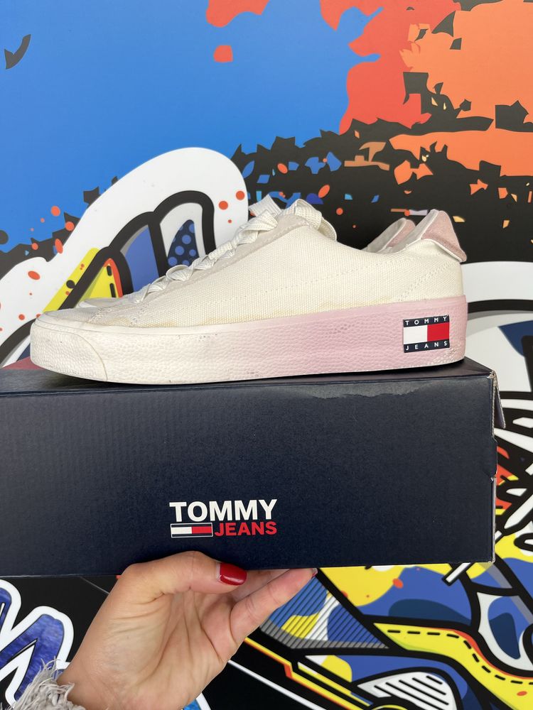 Крцове на Tommy Jeans