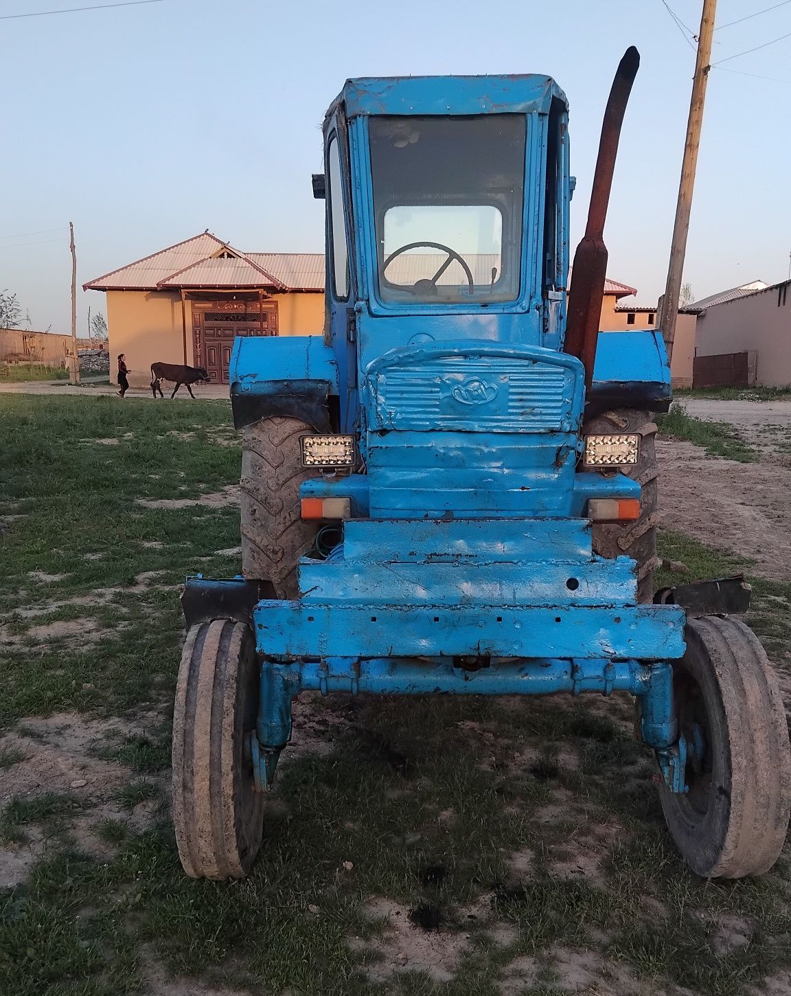 T 28 Traktor chizili bilan sotiladi.