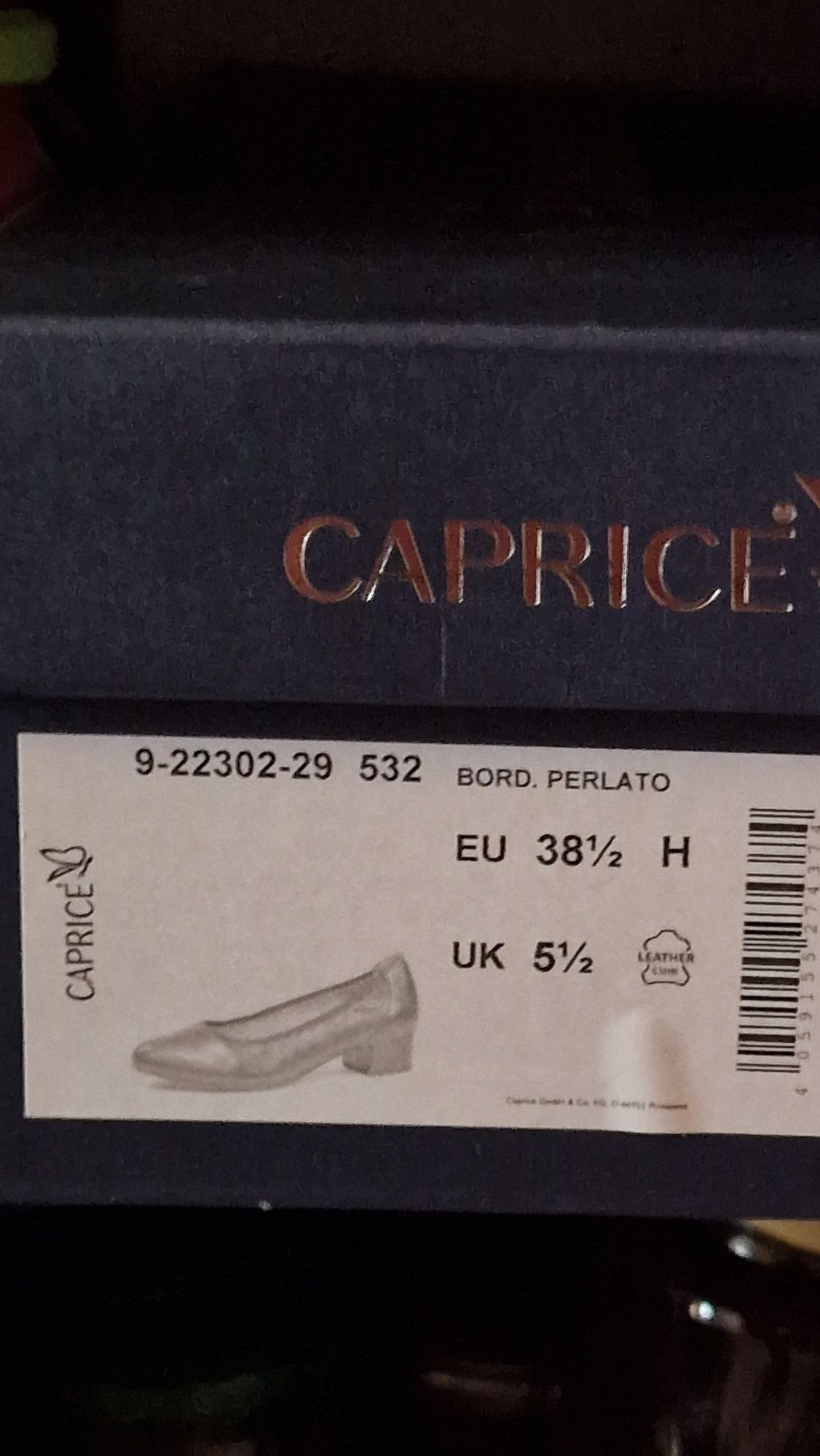 Продавам дамски официални обувки с нисък стабилен ток Caprice