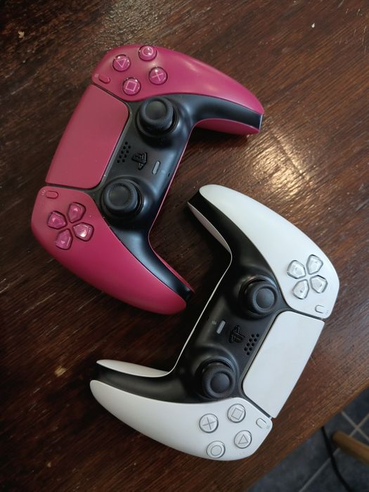 Vând 2 controlare de PlayStation 5