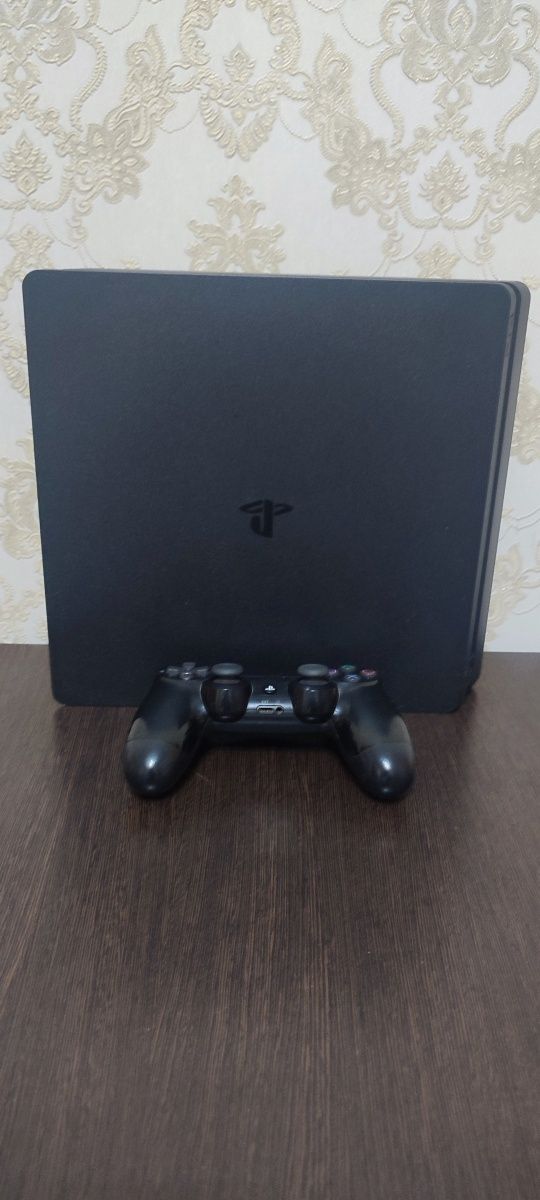 Продам Приставка PS4