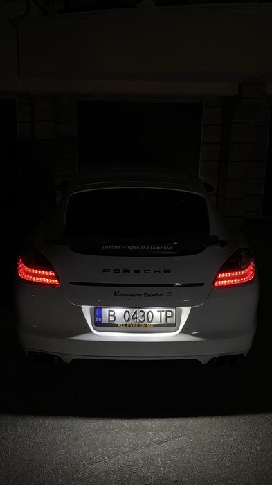 Кола под наем Porsche Panamera Turbo