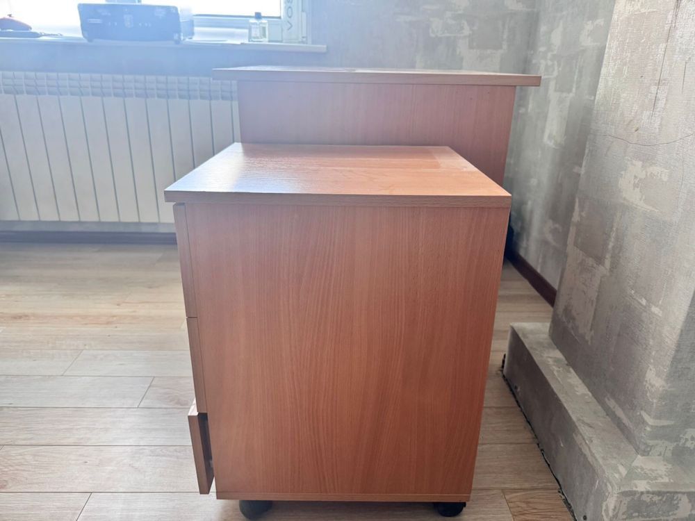 Продам стол комьютерный и тумбочку