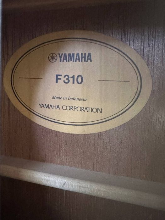 Продаётся акустическая гитара Yamaha