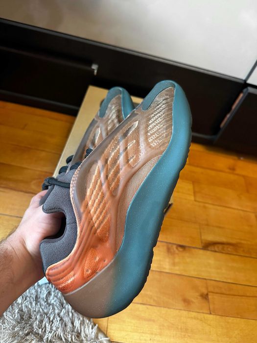 Yeezy 700 v3 - 46