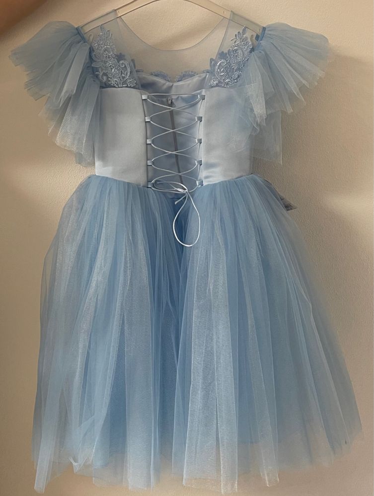 Vand rochie de fete