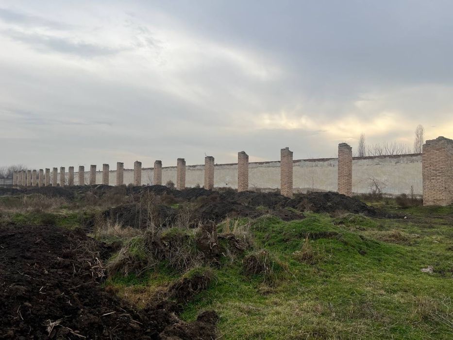 Ком-е помещение 1300 квм, 3-4 км от FOOD SITY. Земля 4.5 га.