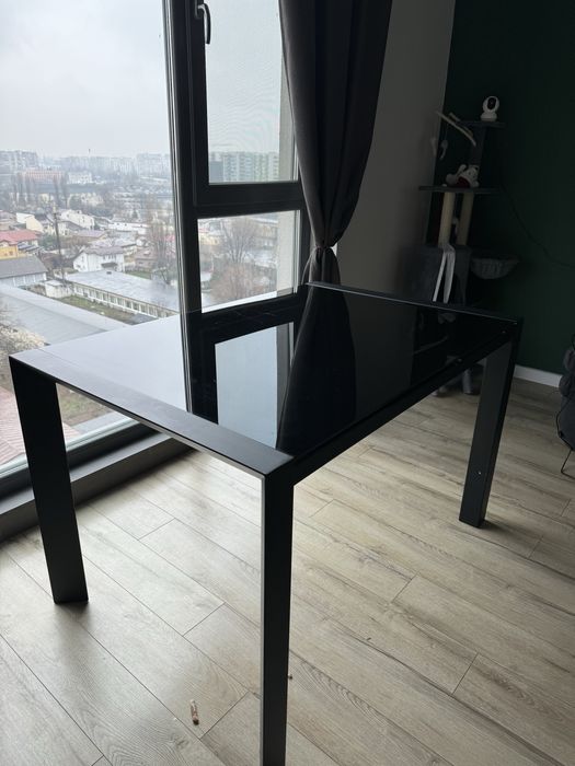 Masă extensibilă de design din sticlă și metal