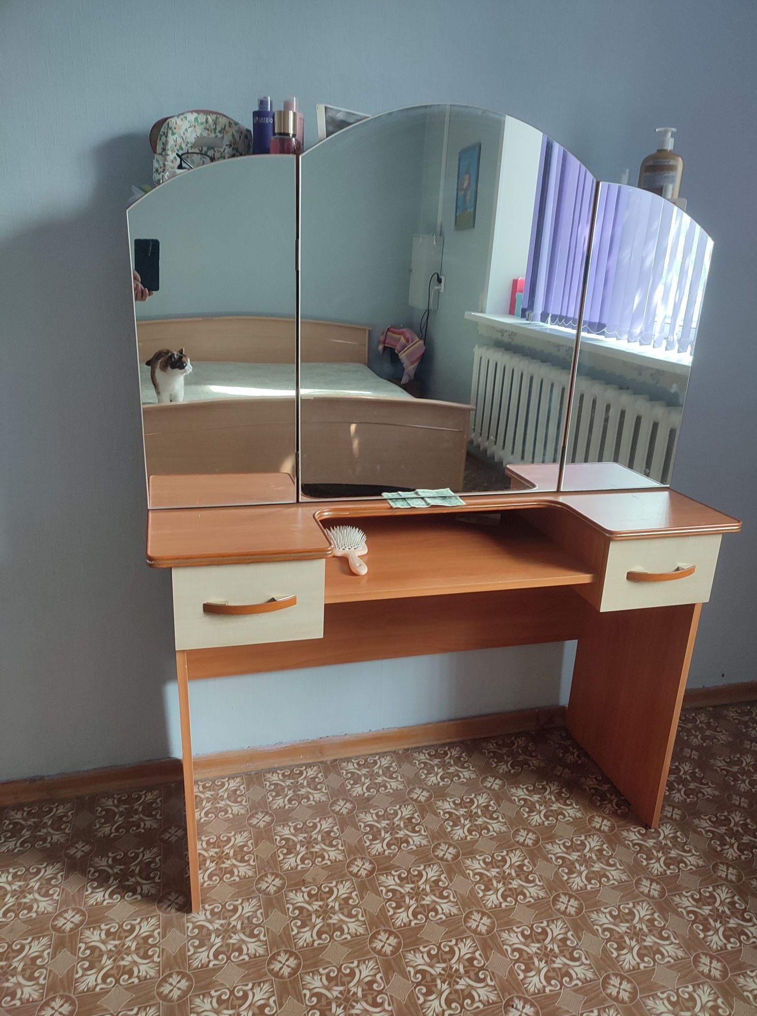 Трюмо 3хдверное,почти новое