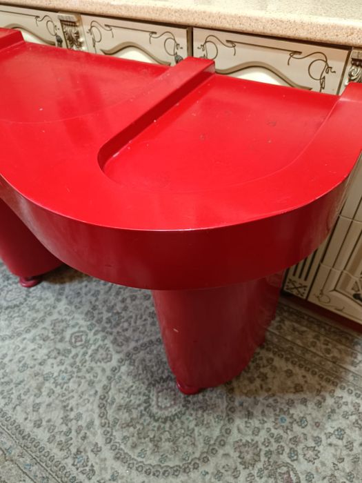 Маникюрный уступлю столик срочно