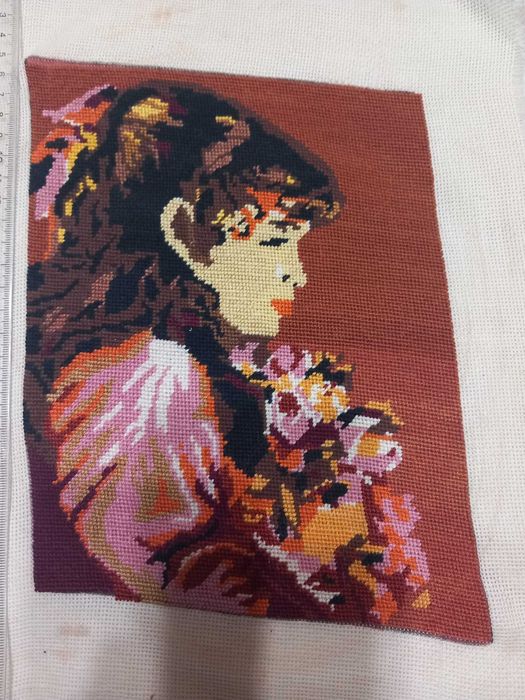 Goblen lucrat manual – Portret fetiță cu flori