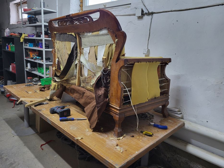 Перетяжка  диванов и кресел